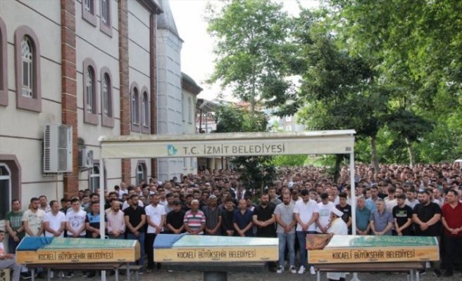 Kocaeli'deki trafik kazasında ölen aynı aileden 3 kişinin cenazeleri defnedildi