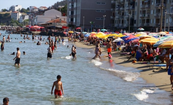 Tekirdağ'da güneşli havayı fırsat bilen tatilciler sahilleri doldurdu