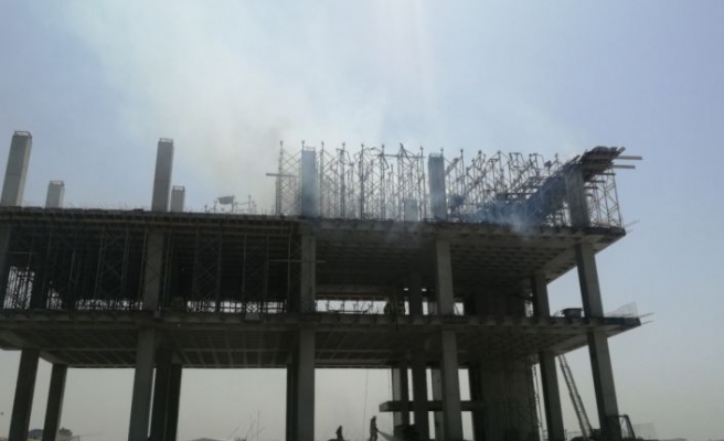 Arnavutköy’de inşaat halindeki fabrikada çıkan yangın söndürüldü