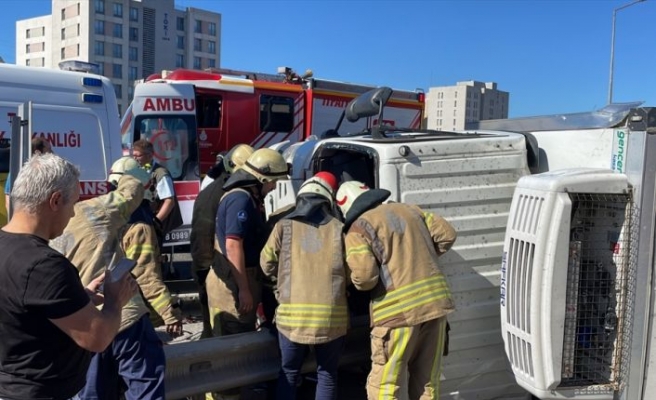 Ataşehir'de devrilerek bariyere saplanan kamyonetin sürücüsü yaralandı