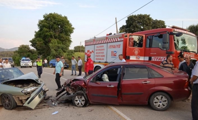 Balıkesir'de iki otomobilin çarpıştığı kazada 1 kişi öldü, 5 kişi yaralandı
