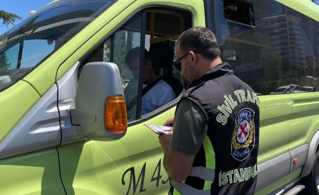 Beşiktaş'ta sivil trafik ekipleri yolcu minibüslerini denetledi