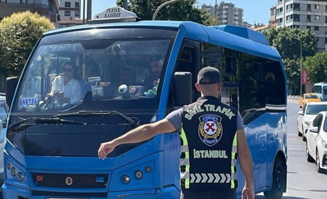 Kadıköy'de sivil trafik ekipleri minibüslerde denetim yaptı