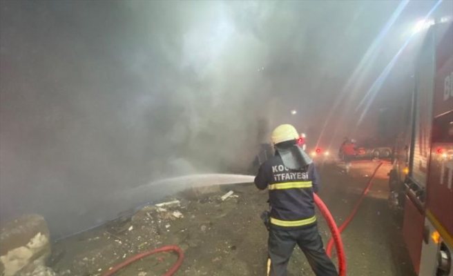 Kocaeli'de geri dönüşüm tesisinde çıkan yangın söndürüldü