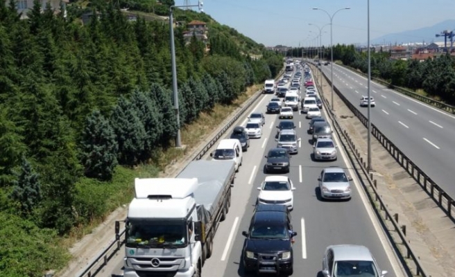 Kocaeli'de iki otomobilin çarpıştığı kazada 2 kişi yaralandı