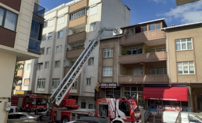 Kocaeli'de tadilat sırasında çatıda çıkan yangını söndürmeye çalışan usta yaralandı