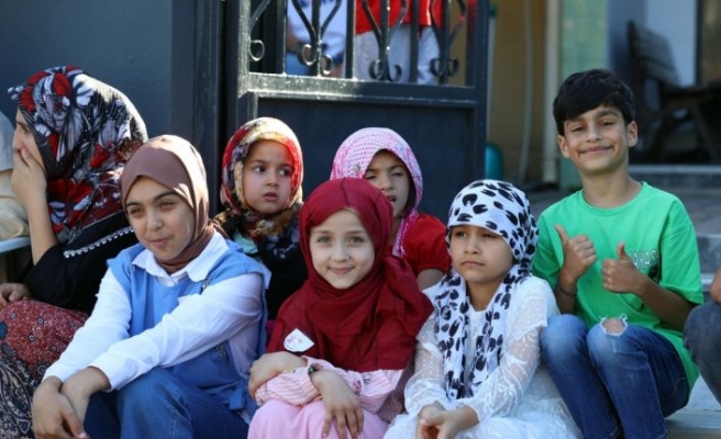 Ümraniye'de mahalle camisine gelen çocuklar oyunlarla Kur'an öğreniyor
