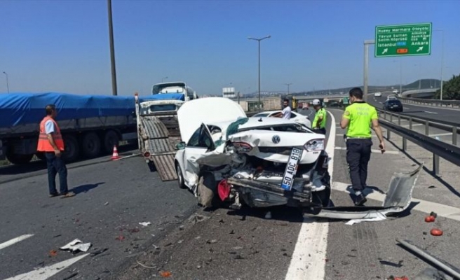 Anadolu Otoyolu'nda aynı mevkide meydana gelen iki kazada 4 kişi yaralandı