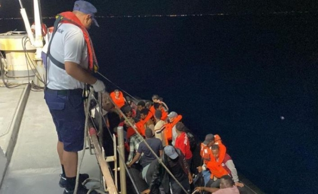 Ayvalık açıklarında 32 düzensiz göçmen yakalandı