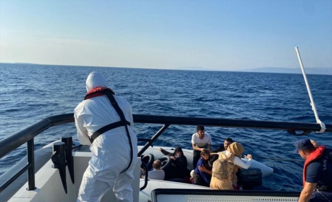 Ayvalık açıklarında lastik botlardaki 19 düzensiz göçmen kurtarıldı