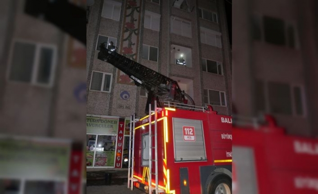 Balıkesir'de bir apartmanda çıkan yangın paniğe neden oldu