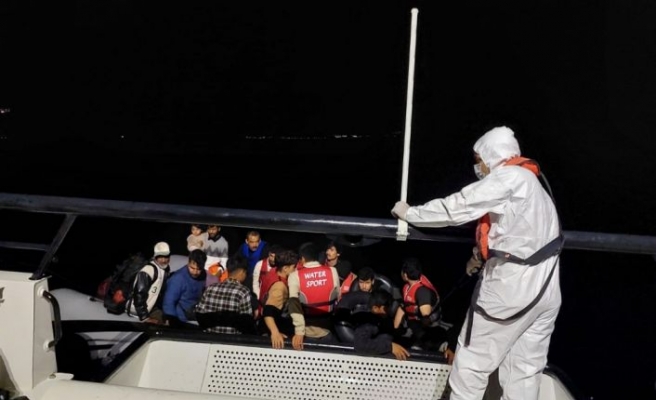 Çanakkale açıklarında Yunanistan unsurlarınca geri itilen 27 düzensiz göçmen kurtarıldı