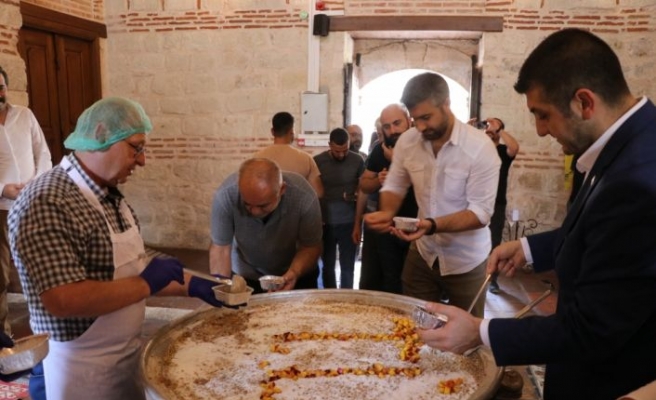 Edirne'de Aşçı Yahya Baba'nın mutfağında pişirilen aşure dağıtıldı