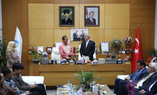 Endonezya'nın Ankara Büyükelçisi İkbal'den Sakarya Büyükşehir Belediye Başkanı Yüce'ye ziyaret
