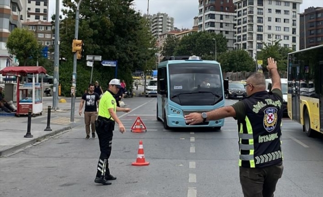 Kadıköy'de trafik kurallarını ihlal eden 5 minibüs sürücüsüne para cezası
