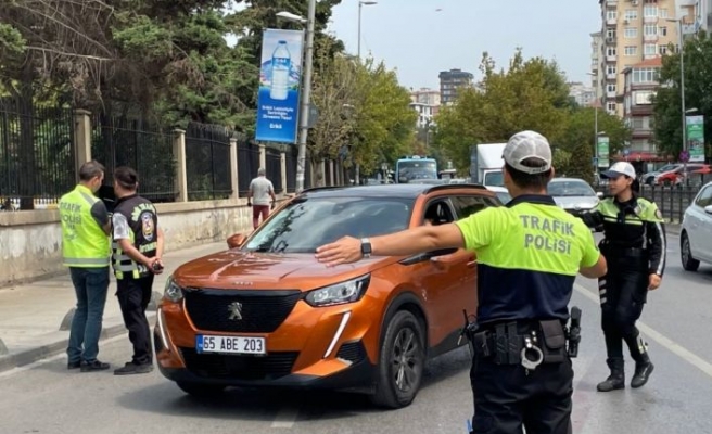 Kadıköy'de yayalara yol vermeyen sürücülere ceza kesildi