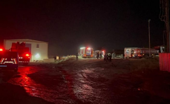 Kocaeli'de asfalt eritme tankında çıkan yangında 2 kişi yaralandı