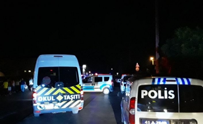 Kocaeli'de kovalamaca sonucu durdurulan araçtan açılan ateşle 1 polis yaralandı