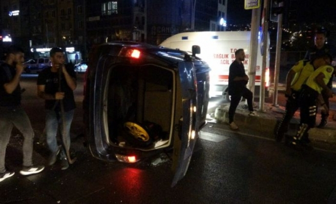 Kocaeli'de sinyalizasyon direğine çarpıp devrilen cipteki 2 kişi yaralandı