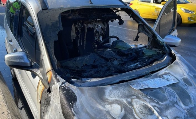 Maltepe'de seyir halindeki otomobilde çıkan yangın söndürüldü