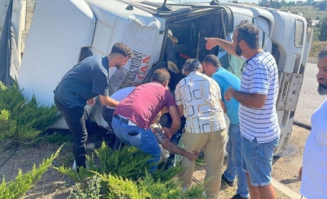 Yalova'da devrilen hurda yüklü tırda sıkışan sürücüyü vatandaşlar kurtardı