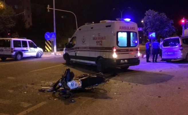 Bilecik'te motosikletle ticari araç çarpıştı, 1'i ağır 2 kişi yaralandı