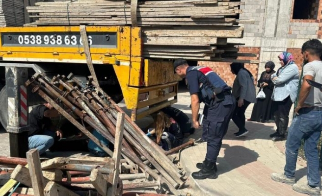 Bursa'da demir iskele direklerinin altında kalan işçi ağır yaralandı