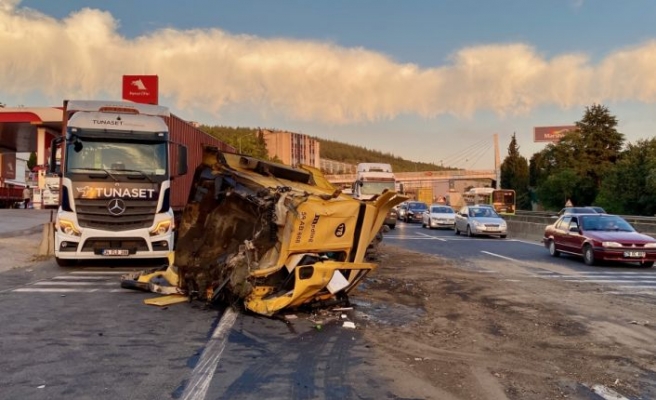 Kocaeli'de park halindeki araca çarpan tırın sürücüsü öldü