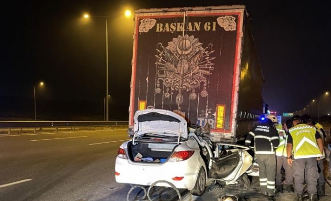 Kocaeli'de seyir halindeki tıra arkadan çarpan otomobilin sürücüsü öldü