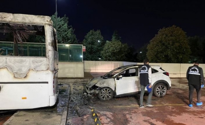 Bayrampaşa'da İSPARK otoparkındaki iki araç yandı