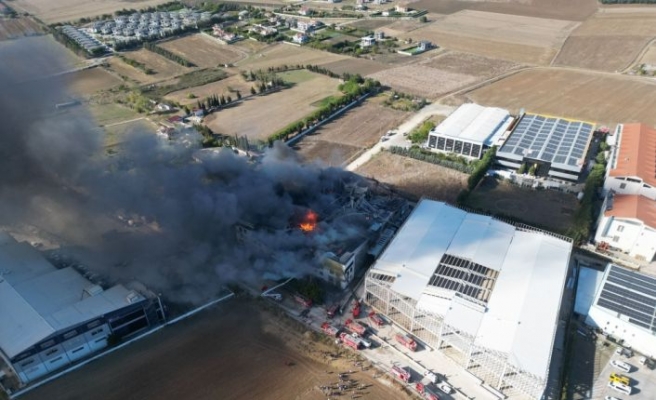 Silivri'de mobilya fabrikasında çıkan yangına müdahale ediliyor
