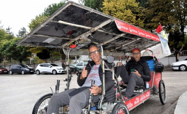 Güneş panelli bisikletle Fas'tan Dubai'ye BM İklim Değişikliği Konferansı için pedal çeviriyorlar