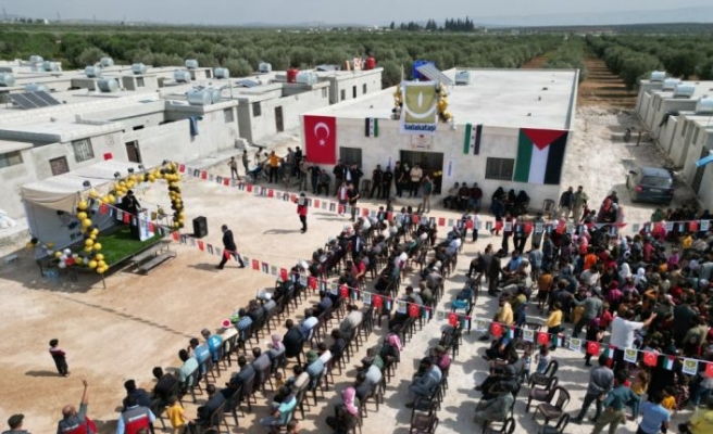 Sadakataşı Derneği, Suriye'de depremden etkilenen ailelere briket ev inşa etti