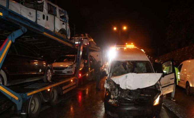Anadolu Otoyolu'nda 18 aracın karıştığı zincirleme trafik kazasında 4 kişi yaralandı