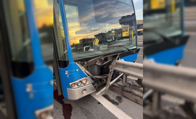 Avcılar'da bariyere çarpan İETT otobüsünün şoförü yaralandı