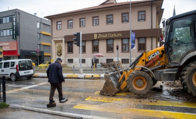 Edirne'de bulvarda su borusundaki arıza nedeniyle biriken su yayaları ve araçları zorladı