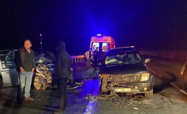 Kırklareli'nde otomobil ile kamyonetin çarpıştığı kazada 3 kişi öldü, 2 kişi yaralandı