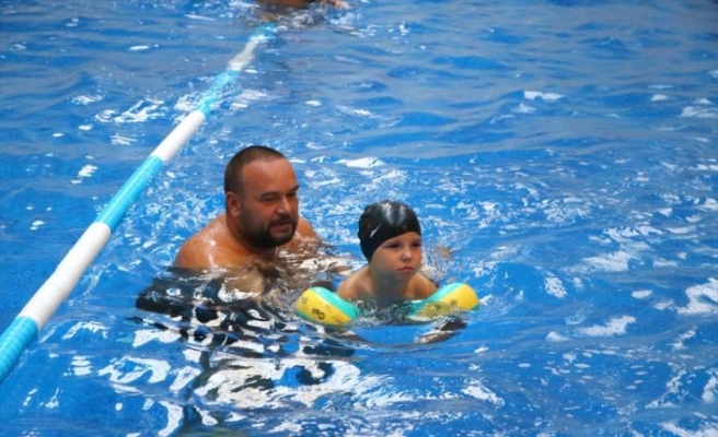 Tekirdağ'da özel çocuklar yüzme kursunda mutluluğa  kulaç atıyor