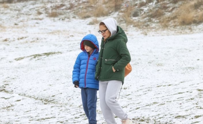 Uludağ'da mevsimin ilk karının düşmesi turizmcilerin beklentisini yükseltti