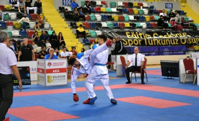 Ümit, Genç ve 21 Yaş Altı Karate Şampiyonası Balıkesir'de sürüyor
