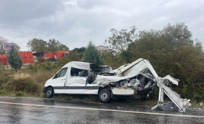 Yalova'da kontrolden çıkan kamyonun neden olduğu zincirleme trafik kazasında 3 kişi yaralandı