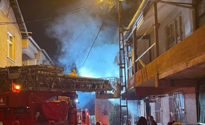 Beykoz’da 2 katlı binada çıkan yangın söndürüldü
