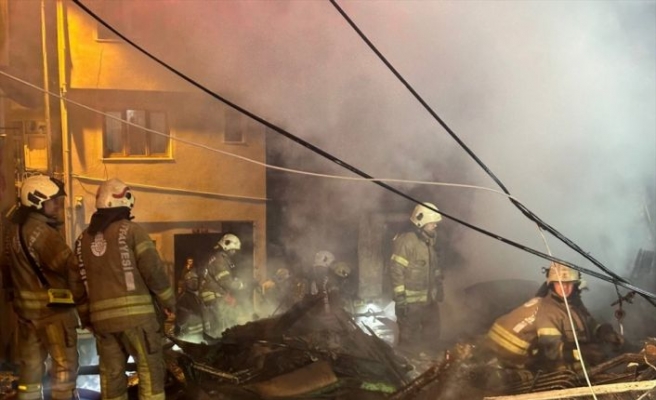 Beyoğlu'nda ahşap binada çıkan yangına itfaiye müdahale ediyor