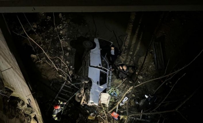 Bursa'da köprüden düşen otomobildeki 4 kişi yaralandı