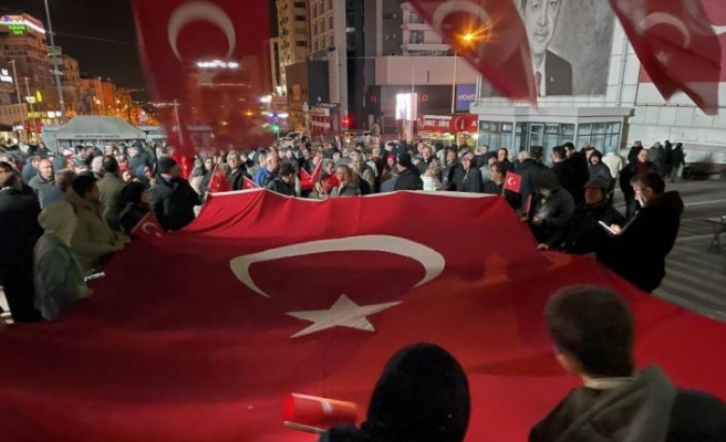 Bursa'da vatandaşlar şehitler için yürüdü