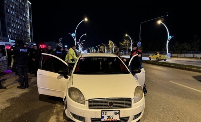 Edirne'de “dur“ ihtarına uymayan alkollü sürücüye 18 bin 220 lira para cezası