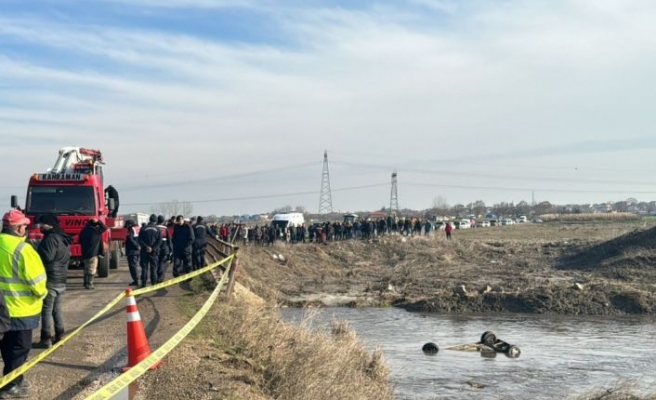 Kırklareli'nde nehre devrilen otomobili kurtarma çalışması başlatıldı