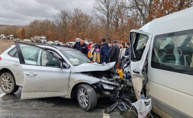 Kırklareli'nde yolcu minibüsü ile otomobilin çarpıştığı kazada 9 kişi yaralandı