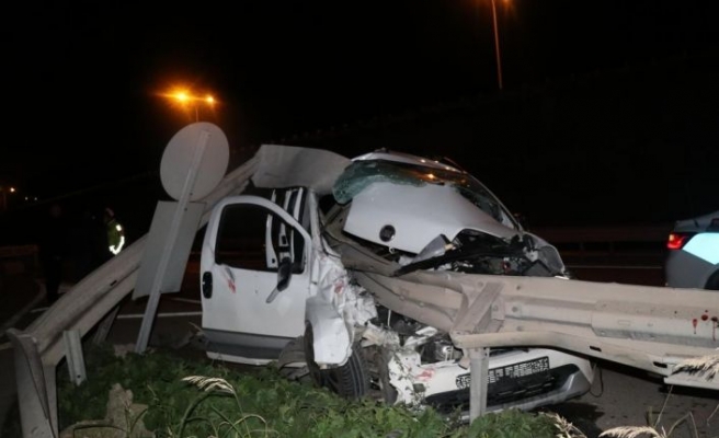 Kocaeli'de bariyere saplanan hafif ticari araçta 1'i ağır 3 kişi yaralandı