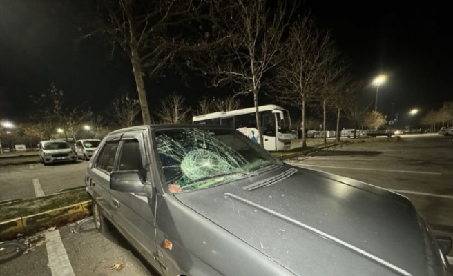 Kocaeli'de bir kişinin park halindeki 35 aracın camlarını kırması güvenlik kamerasında